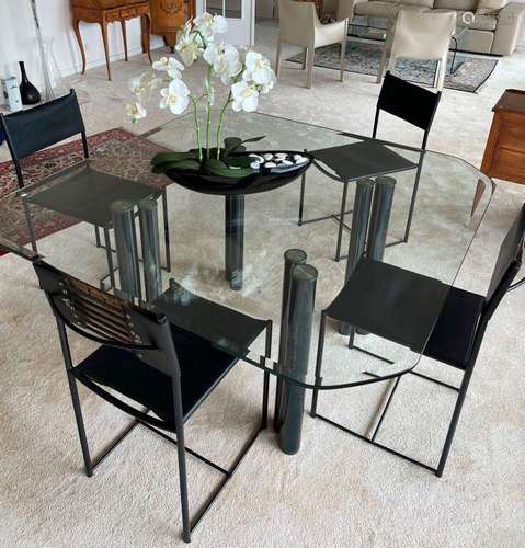 Table moderniste. Plateau verre biseauté et piètement métall...