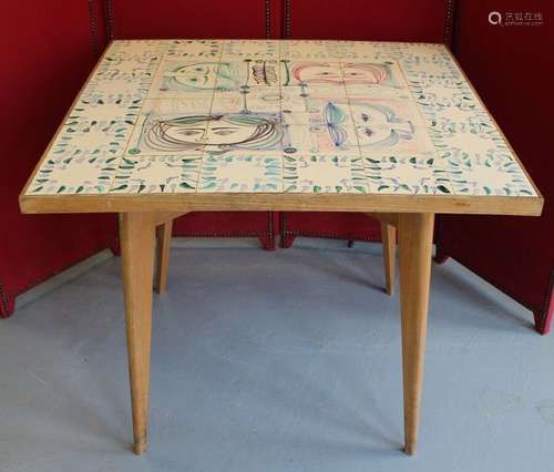 Table en bois naturel. Plateau en carreaux de céramique à dé...