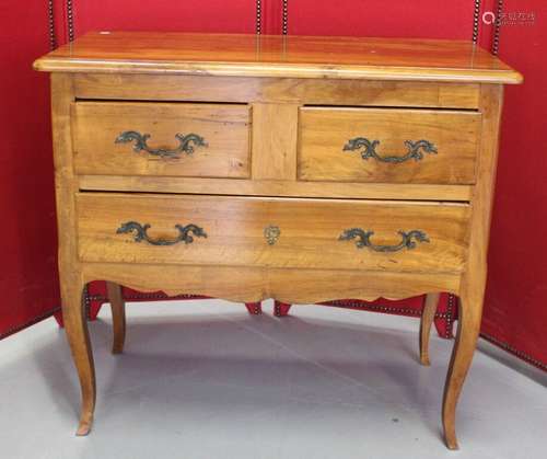 Commode en bois naturel. Long : 87 cm.