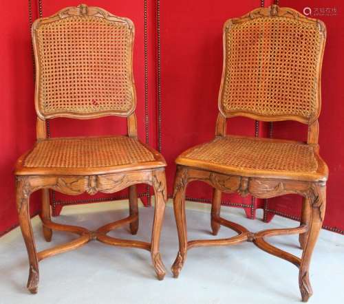 Série de 6 chaises en bois naturel sculpté. Dossiers et assi...