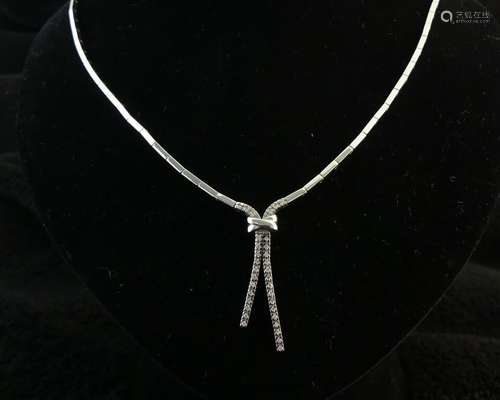 Collier en or blanc serti de petits diamants. PB. 17.5g. Pro...