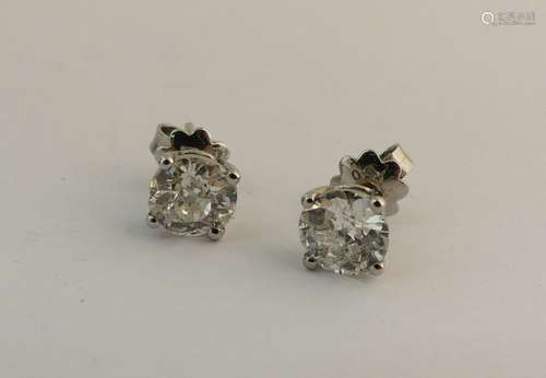 Paire de clous d'oreilles en or gris sertie de diamants tail...