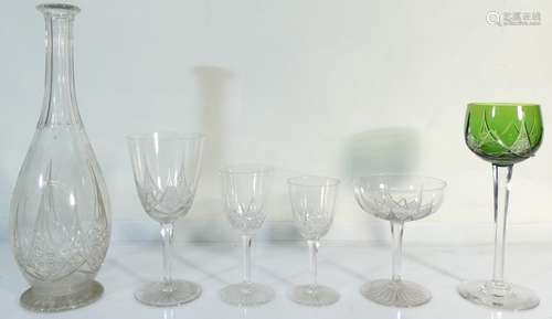 Service de 57 verres en cristal. 3 carafes.