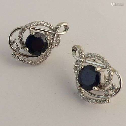 Paire de boucles d'oreilles, dormeuses serties de saphirs da...