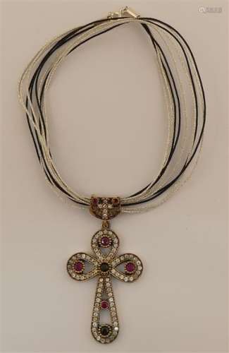 Collier, fil de soie et pendentif croix ornée de pierres bla...