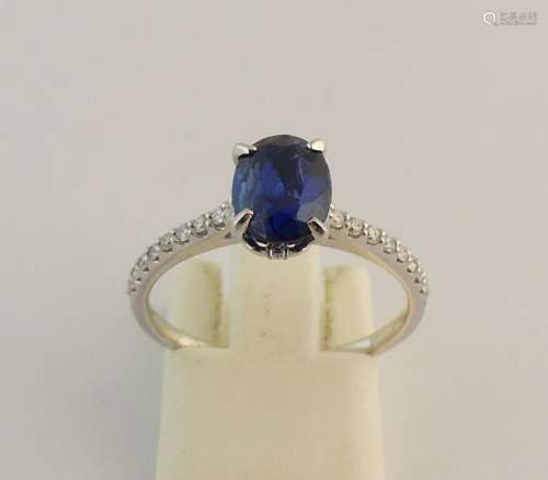 Bague en or blanc ornée d'un saphir de 1.53 carat épaulé de ...