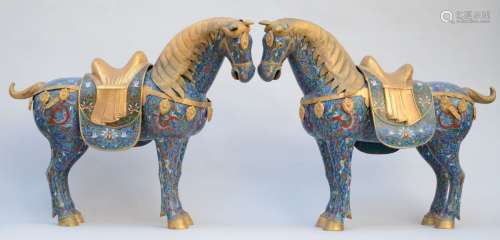 Une paire de grands chevaux en cloisonné, Chine 20ième siècl...