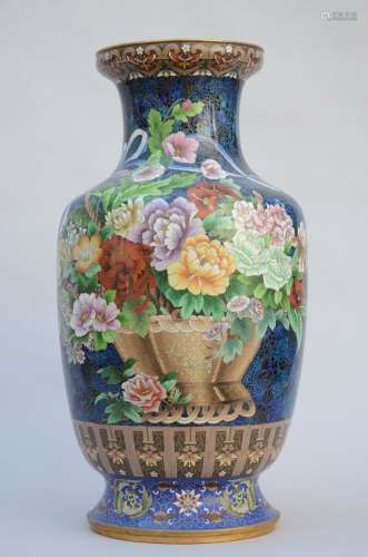 Un grand vase en cloisonné 'fleurs', Chine 20ième siècle (h7...