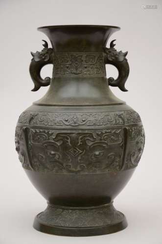 Vase oriental en bronze à décor de taotie, 19ième siècle, ma...