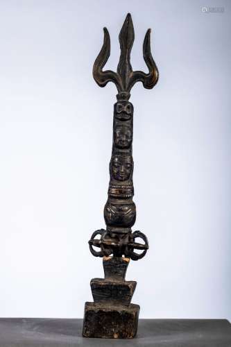 Trisula tibétaine en bronze à trois têtes et double vajra (h...