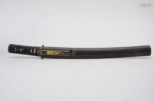 Une dague japonaise tanto avec décoration en laque (L49cm)