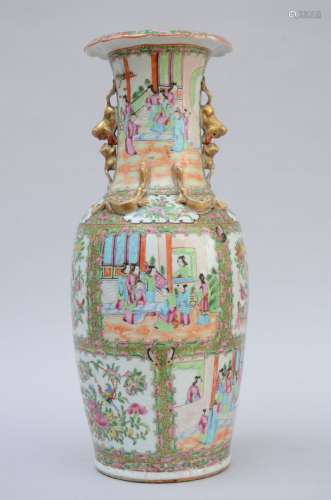 Un vase chinois en porcelaine de Canton 'scènes de cour' (h6...