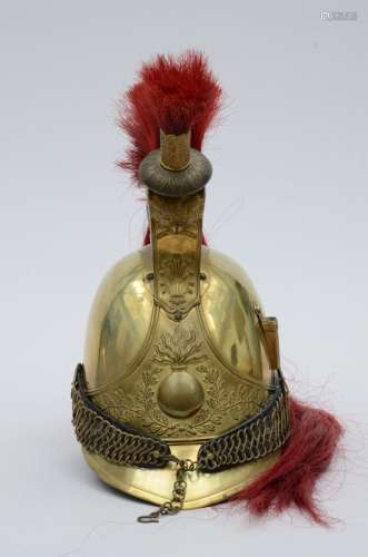Un casque français en cuivre 'cuirassier' (h38cm)