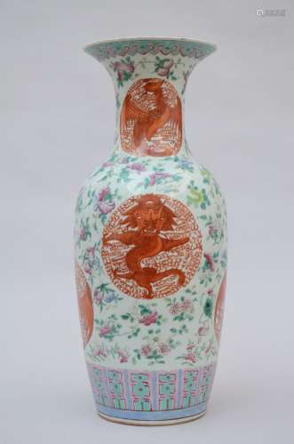 Un vase en porcelaine de Chine 'dragons et phénix' (h60cm) (...