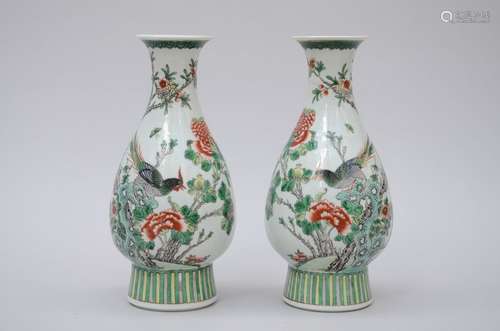 Une paire de vases en porcelaine de Chine famille verte 'ois...