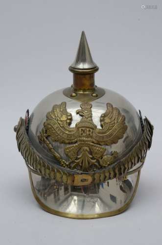 Un casque prussien en métal, modèle 1889 (h25cm)