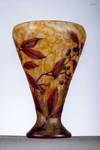 Daum à Nancy : vase calice en pâte de verre 'décor de cerise...