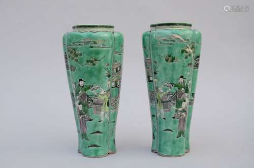 Une paire de vases en porcelaine de Chine famille verte 'per...