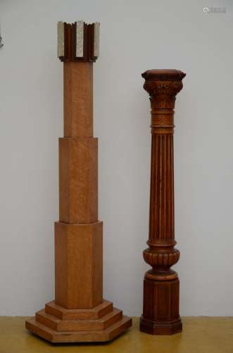 Lot : pied de lampe art déco et une colonne en noyer (h150 e...