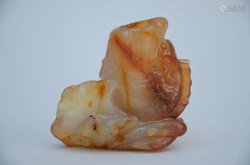 Une sculpture en agate 'carpe et dragon' (6x7x3.5cm)