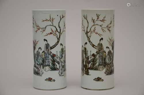 Paire de vases cylindriques en porcelaine de Chine, époque R...