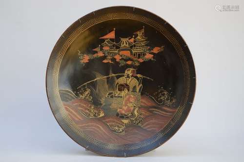 Un plat japonais en porcelain laqué 'pêcheur' (dia 61cm) (*)