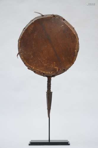 Un tambour tibétain (72x41cm) (*)