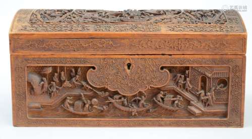 Une boîte chinoise en bois sculpté, 19ième siècle (19x39x20c...