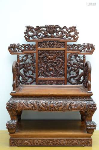 Un trône chinois en bois dur 'décor de dragon' (mesures avec...