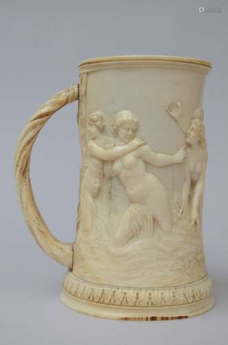 Coupe en ivoire 'femmes au bain', 19ième siècle (signature i...