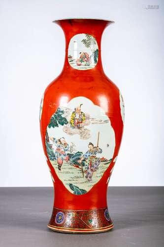 Un vase en porcelaine de Chine avec fond rouge corail 'Lao T...