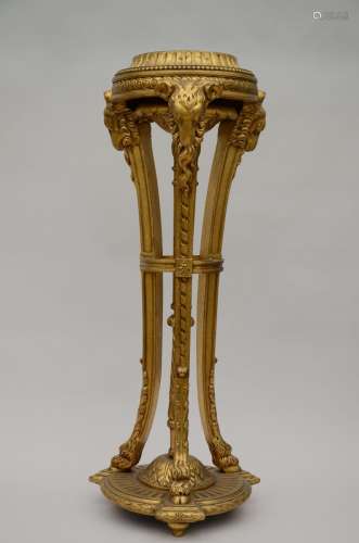 Une colonne en bois doré à têtes de bélier (h115cm)