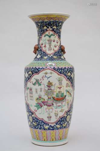 Un vase bleu en porcelaine de Chine 'antiquités' (h59cm) (*)