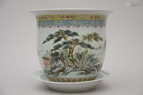 Une jardinière avec presentoir en porcelaine de Chine 'paysa...