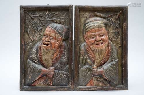 Paire de bas-reliefs 'grotesques', Japon (52x32cm)