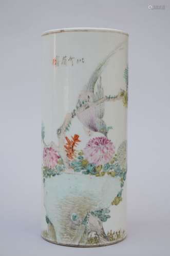 Vase cylindrique en porcelaine de Chine 'oiseaux', periode R...