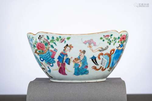 Bol lobé en porcelaine de Chine famille rose 'personnages', ...