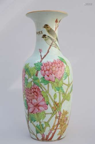 Un vase en porcelaine de Chine 'oiseaux aux pivoines' (h60cm...