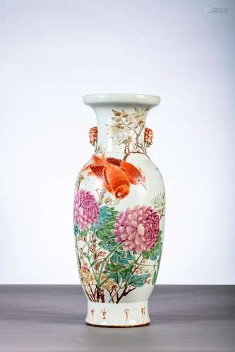 Un vase en porcelaine de Chine 'fleurs et d'oiseaux' (h61cm)