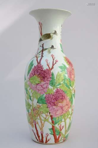 Un vase en porcelaine de Chine 'oiseaux et pivoines' (h60cm)