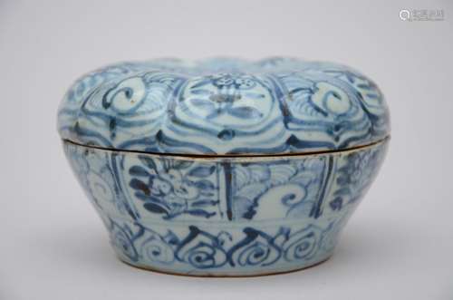 Une boîte vietnamienne en porcelaine blancbleu (h7.5x13cm) (...