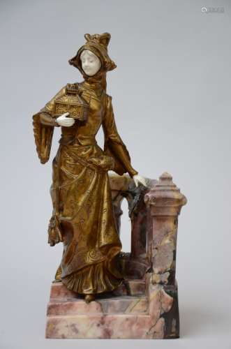 Sculpture en bronze doré et ivoire sur escalier en marbre 'd...