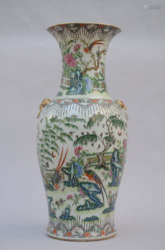 Grand vase chinois en porcelaine de Canton famille verte, 19...