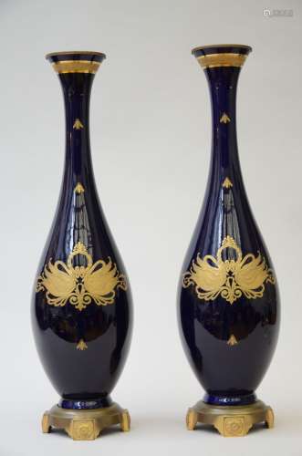 Une paire de vases en faience de Limoges, fin 19ième siècle ...