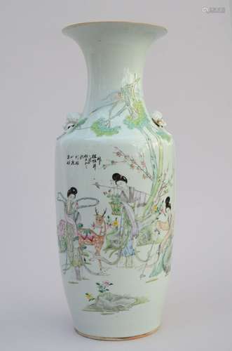 Un vase en porcelaine de Chine 'dames avec cerf' (h57.5cm)