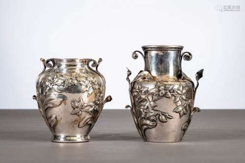 Deux vases art nouveau en métal argenté, Wiskeman (h16.5 et ...