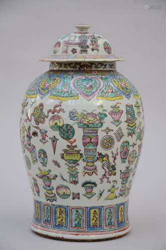 Une potiche en porcelaine de Chine 'antiquités' (h44cm) (*)