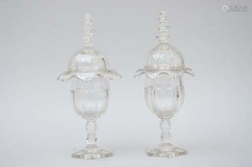 Une paire de drageoirs en cristal, Louis-Philippe (h37cm) (*...