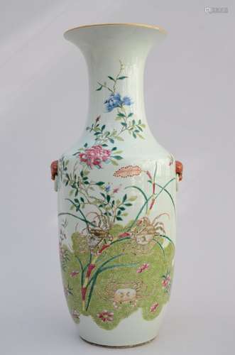 Un vase en porcelaine de Chine 'crabes' (h60cm) (*)