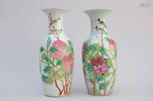 Lot : deux vases en porcelaine de Chine 'oiseaux et pivoines...